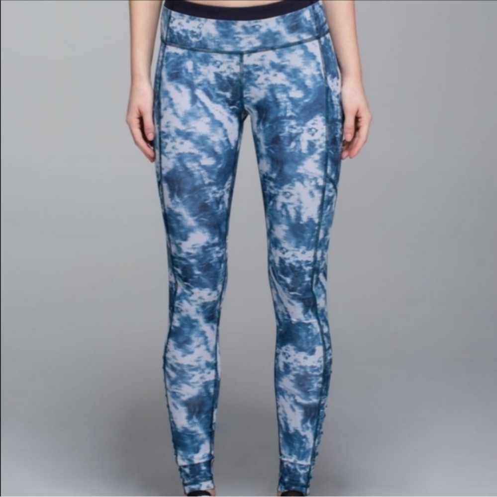 💙Lululemon Seaside Silver Fox Alberta & White Pants